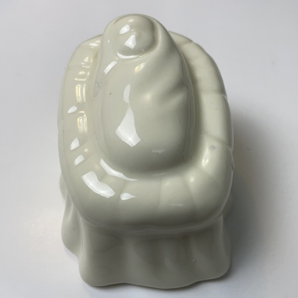 House Of Lloyd 1998 Christmas Around the World Baby in Manger porcelain figure - Picture 5 of 8